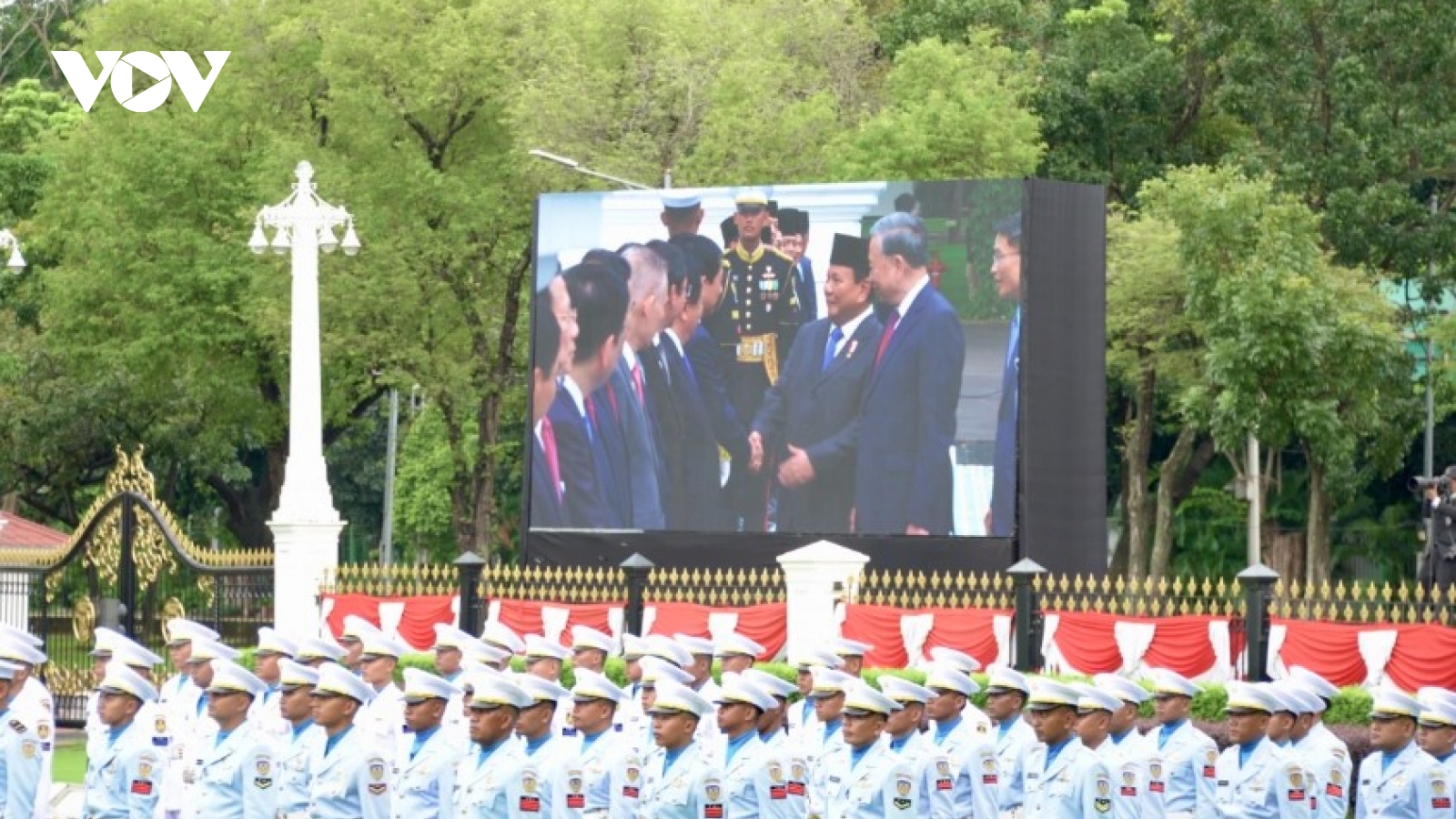 Indonesia fires 21-gun salute to welcome Party leader To Lam